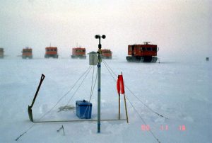 南極氷床上の設置した無人気象観測装置