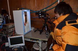 低温室での雪結晶生成実験